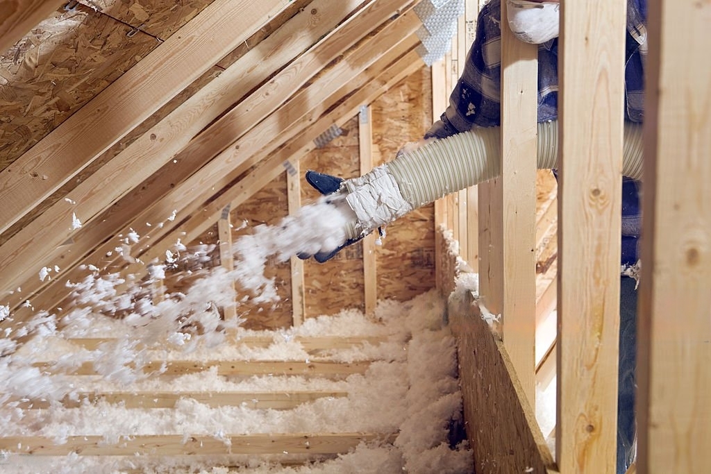 Technicien en décontamination équipé dans un logement résidentiel  à Saint-Hubert