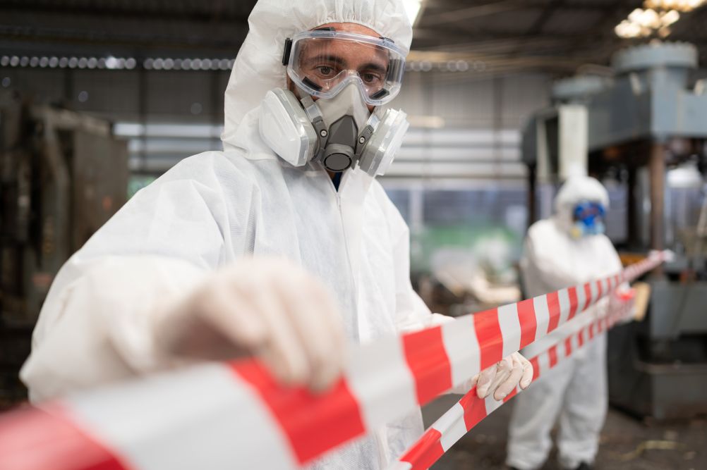 Technicien en décontamination équipé dans un logement résidentiel en Beauce